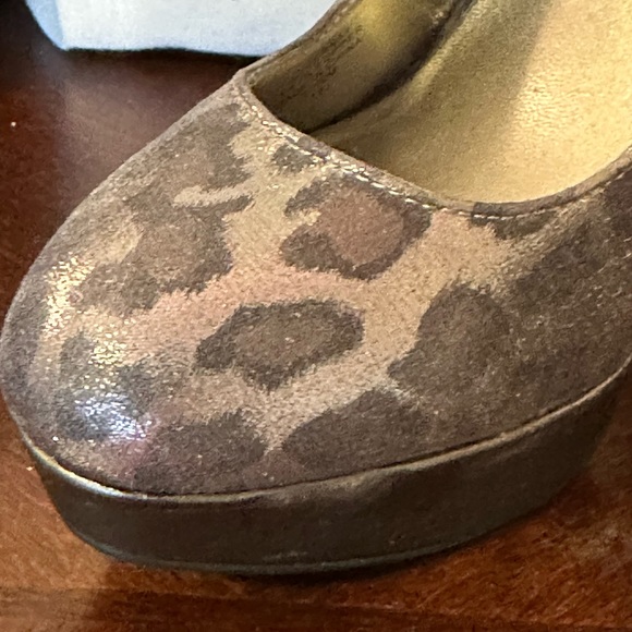 Sexy leopard platform heels. Night on the town, anyone?? - Picture 2 of 7